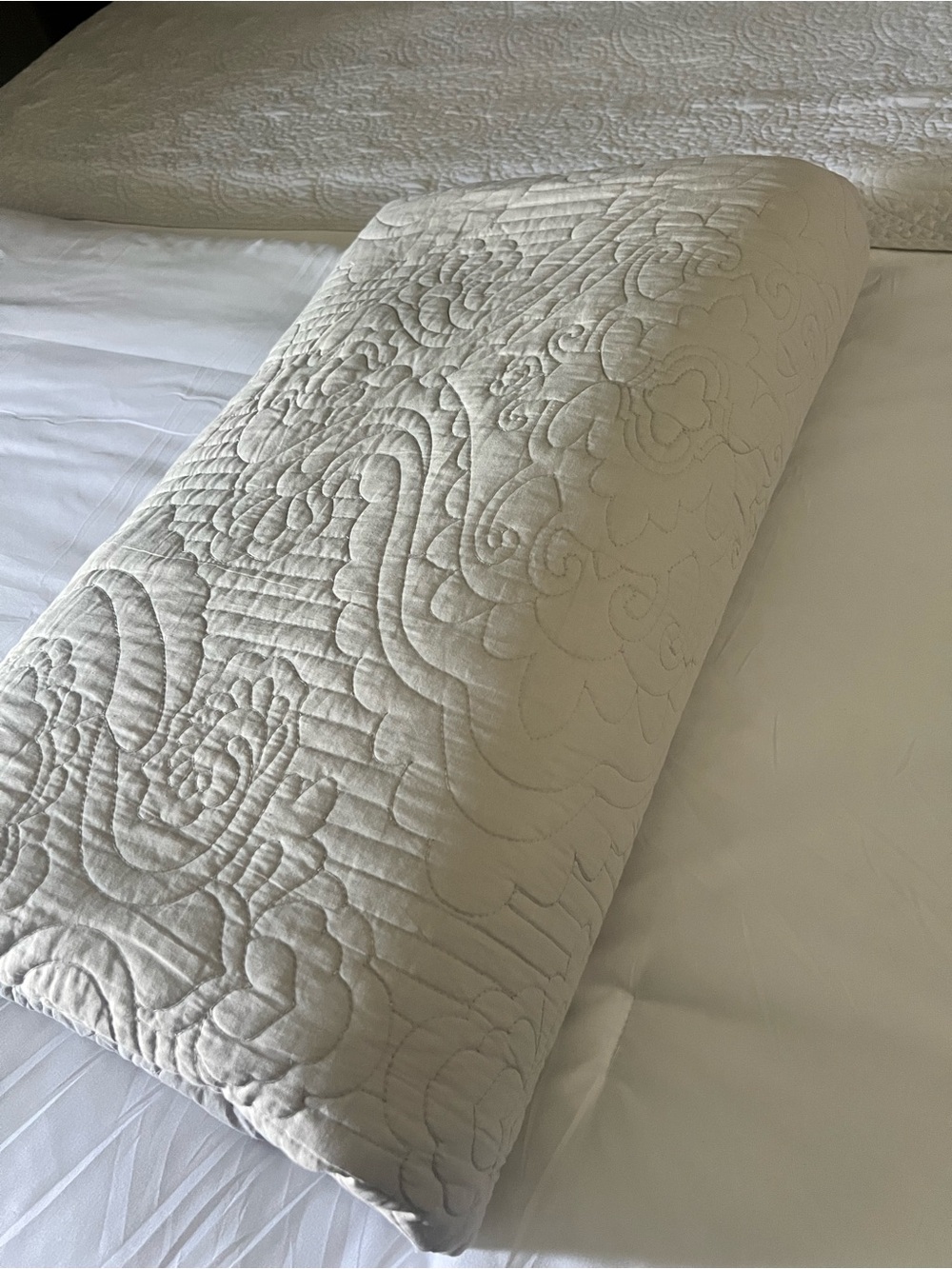Nicole Miller Quilted comforter SIZE IS KIGN COLOR LIGHT GRAY